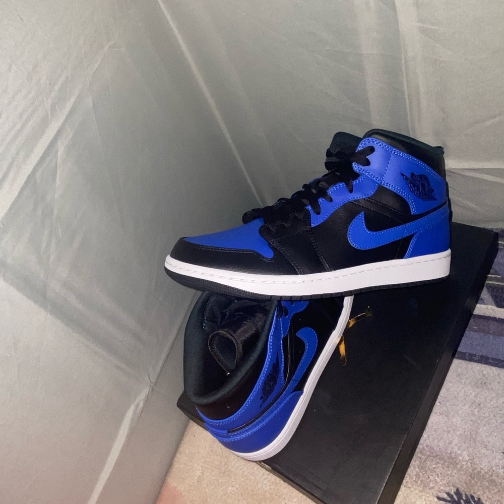 Size:10.5 Jordan 1 Mid hyper Royal tumbled leather - Picture 4 of 5